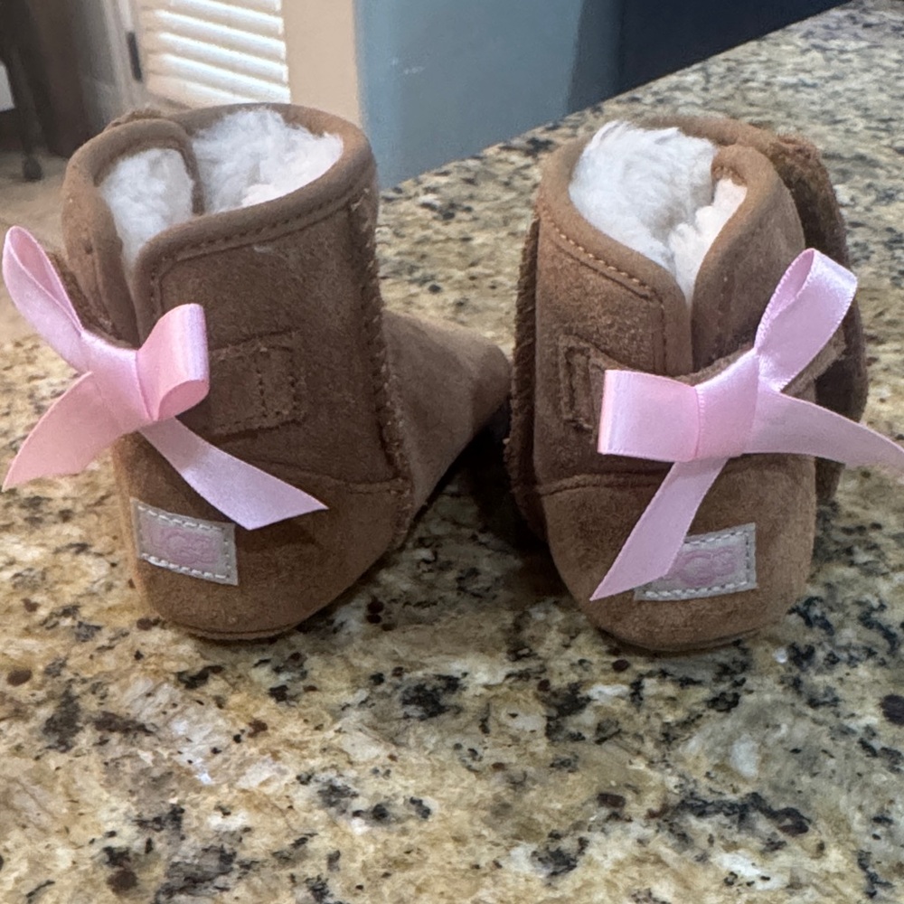 UGG Bailey Infant Boots with Pink Bow sz 6-12 months